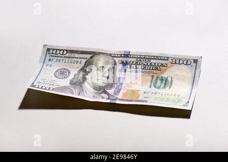 Hoher Winkel von 100 Dollar Banknote isoliert auf weißem Hintergrund Im Studio Stockfoto
