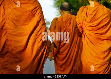 Mönche kleiden orangene Robe während des Empfangs von Almosen, um buddhistischen Tempel Stockfoto