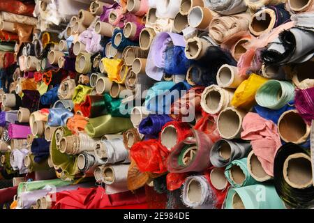 Full Frame Hintergrund der Sammlung von verschiedenen Rollen Stoff Im Kreativgeschäft gelagert Stockfoto