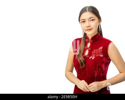 Junge schöne chinesische Frau in roten traditionellen chinesischen Kleid suchen Und lächelnd auf weißem Hintergrund Stockfoto