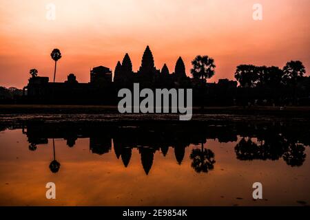 Angor Wat Tempel in Siem Reap, Kambodscha bei Sonnenaufgang. Stockfoto