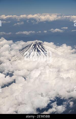 Berg Fuji bedeckt von Schnee und Wolken. Luftaufnahme des Vulkans. Stockfoto