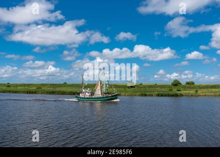 Garnelenboot in der Leyhoerner-Sieltief, Greetsiel, Niedersachsen, Deutschland, Europa Stockfoto