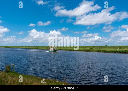 Garnelenboot in der Leyhoerner-Sieltief, Greetsiel, Niedersachsen, Deutschland, Europa Stockfoto