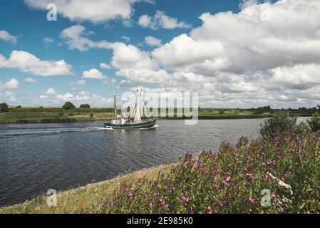 Garnelenboot in der Leyhoerner-Sieltief, Greetsiel, Niedersachsen, Deutschland, Europa Stockfoto