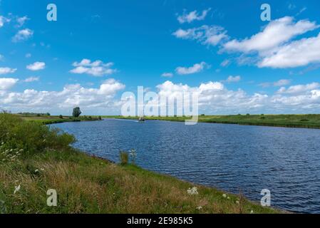 Garnelenboot in der Leyhoerner-Sieltief, Greetsiel, Niedersachsen, Deutschland, Europa Stockfoto