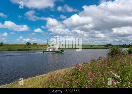 Garnelenboot in der Leyhoerner-Sieltief, Greetsiel, Niedersachsen, Deutschland, Europa Stockfoto