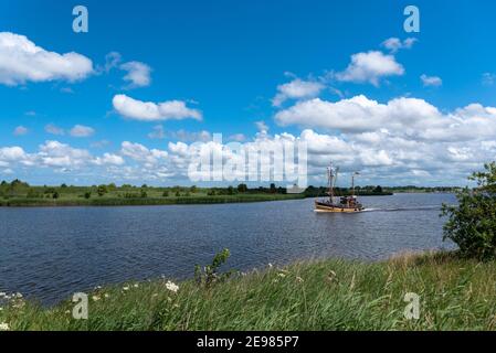 Garnelenboot in der Leyhoerner-Sieltief, Greetsiel, Niedersachsen, Deutschland, Europa Stockfoto