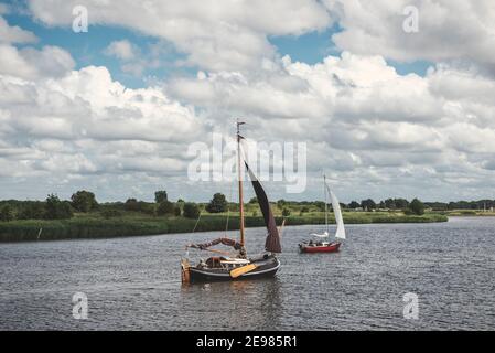 Traditioneller Flachboot-Segler in der Leyhoerner-Sieltief, Greetsiel, Niedersachsen, Deutschland, Europa Stockfoto