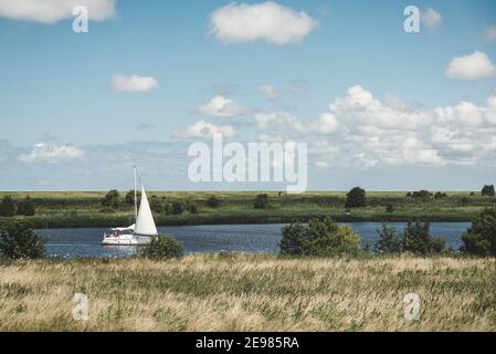 Segelboot in der Leyhoerner-Sieltief, Greetsiel, Niedersachsen, Deutschland, Europa Stockfoto