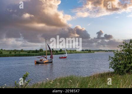 Traditioneller Flachboot-Segler in der Leyhoerner-Sieltief, Greetsiel, Niedersachsen, Deutschland, Europa Stockfoto