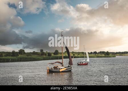 Traditioneller Flachboot-Segler in der Leyhoerner-Sieltief, Greetsiel, Niedersachsen, Deutschland, Europa Stockfoto