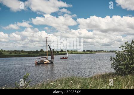 Traditioneller Flachboot-Segler in der Leyhoerner-Sieltief, Greetsiel, Niedersachsen, Deutschland, Europa Stockfoto