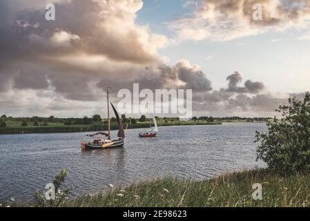 Traditioneller Flachboot-Segler in der Leyhoerner-Sieltief, Greetsiel, Niedersachsen, Deutschland, Europa Stockfoto