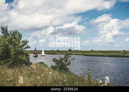 Traditioneller Flachboot-Segler in der Leyhoerner-Sieltief, Greetsiel, Niedersachsen, Deutschland, Europa Stockfoto