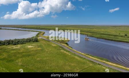 Drohne Luftaufnahme, Garnelenboot im Leyhoerner-Sieltief, Greetsiel, Niedersachsen, Deutschland, Europa Stockfoto