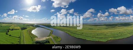 Drohnenansicht mit der Landschaft am Leyhoerner-Sieltief und der Nordsee im Hintergrund, Greetsiel, Niedersachsen, Deutschland, Europa Stockfoto