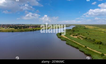 Drohnenansicht mit Blick über Greetsiel zur Nordsee, Greetsiel, Niedersachsen, Deutschland, Europa Stockfoto