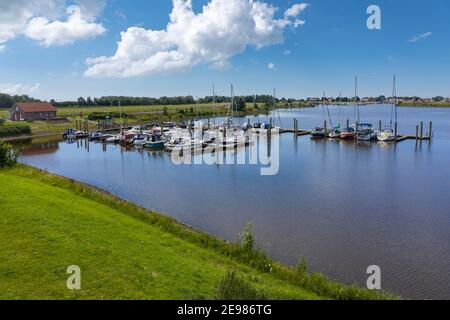 Drohnenansicht, Marina in Ley Bay, Greetsiel, Niedersachsen, Deutschland, Europa Stockfoto