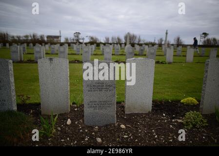 Gräber von 13 deutschen Seeleuten auf dem Lyness Naval Friedhof, die in der Grand Scuttle, Orkney Inseln, Schottland, starben.die Orkney Inseln nördlich von Schottland Stockfoto