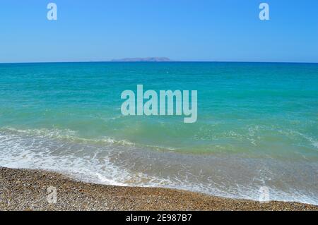 Kato Gouves Kiesstrand auf Kreta mit der Insel Dia am Horizont, einer der griechischen Inseln Stockfoto