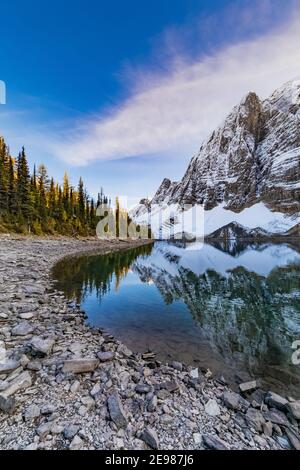 Floe Peak und die Rockwall gegenüber Floe Lake vom Floe Lake Campground, Kootenay National Park in den kanadischen Rockies, British Columbia, Kanada Stockfoto