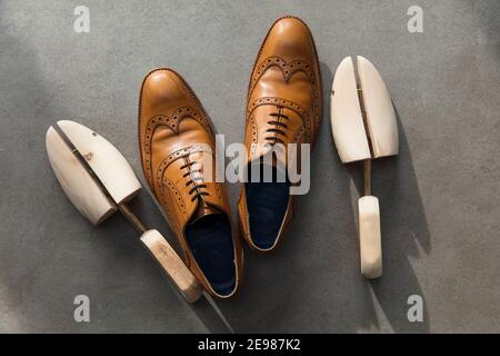 Ansicht von oben auf ein Paar braun Leder Herren Formelle Schuhe auf Beton Stockfoto