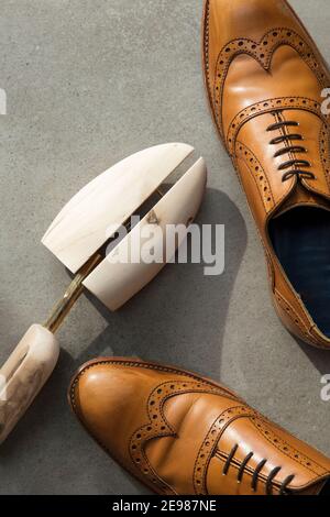 Ansicht von oben auf ein Paar braun Leder Herren Formelle Schuhe auf Beton Stockfoto