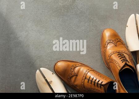 Ansicht von oben auf ein Paar braun Leder Herren Formelle Schuhe auf Beton Stockfoto