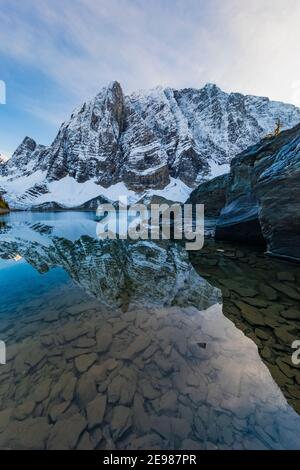 Floe Peak und die Rockwall gegenüber Floe Lake vom Floe Lake Campground, Kootenay National Park in den kanadischen Rockies, British Columbia, Kanada Stockfoto