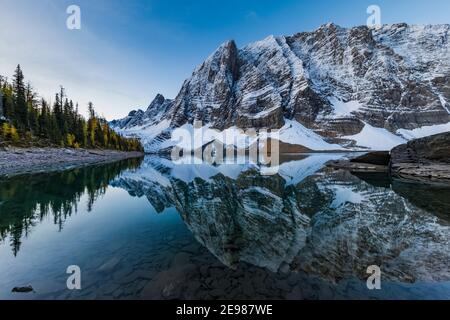 Floe Peak und die Rockwall gegenüber Floe Lake vom Floe Lake Campground, Kootenay National Park in den kanadischen Rockies, British Columbia, Kanada Stockfoto