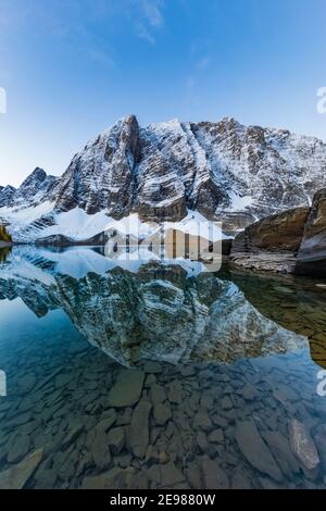 Floe Peak und die Rockwall gegenüber Floe Lake vom Floe Lake Campground, Kootenay National Park in den kanadischen Rockies, British Columbia, Kanada Stockfoto