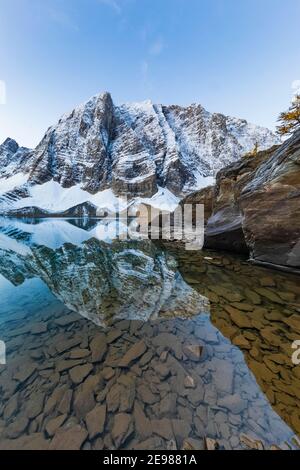 Floe Peak und die Rockwall gegenüber Floe Lake vom Floe Lake Campground, Kootenay National Park in den kanadischen Rockies, British Columbia, Kanada Stockfoto