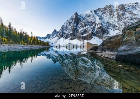 Floe Peak und die Rockwall gegenüber Floe Lake vom Floe Lake Campground, Kootenay National Park in den kanadischen Rockies, British Columbia, Kanada Stockfoto