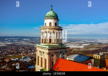 Arieal Foto von Pannonhalama Benediktiner-Abtei in Ungarn. Erstaunliches historisches Gebäude mit einer wunderschönen Kirche und Bibliothek. Beliebte touristische destinati Stockfoto