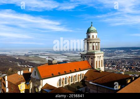 Arieal Foto von Pannonhalama Benediktiner-Abtei in Ungarn. Erstaunliches historisches Gebäude mit einer wunderschönen Kirche und Bibliothek. Beliebte touristische destinati Stockfoto