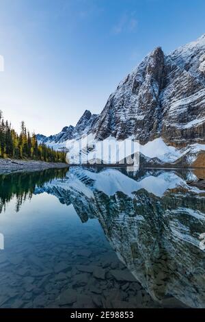 Floe Peak und die Rockwall gegenüber Floe Lake vom Floe Lake Campground, Kootenay National Park in den kanadischen Rockies, British Columbia, Kanada Stockfoto