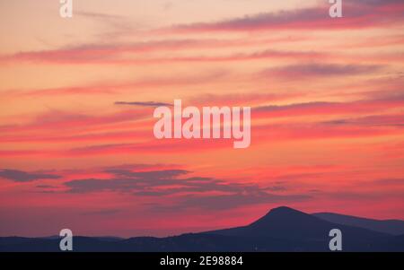 Bunte bewölkter Himmel bei Sonnenuntergang. Gradient Farbe. Sky-Textur, abstrakte Natur Hintergrund Stockfoto