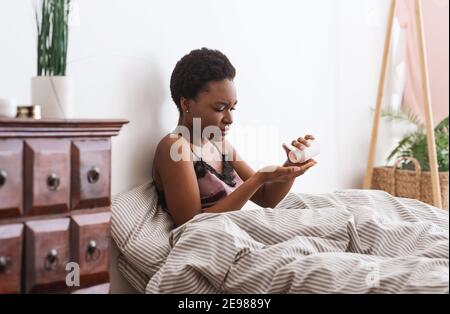 Gesundheitliche Probleme, leiden unter Schmerzen, behandeln Krankheit und heilen Schlaflosigkeit Stockfoto