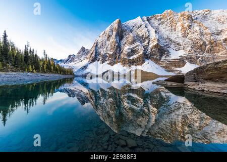 Floe Peak im Morgenlicht steigt über den Floe Lake im Kootenay National Park in den kanadischen Rockies, British Columbia, Kanada Stockfoto