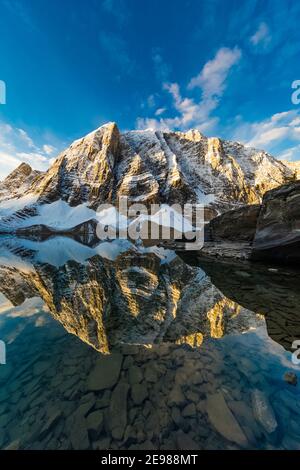 Floe Peak im Morgenlicht steigt über den Floe Lake im Kootenay National Park in den kanadischen Rockies, British Columbia, Kanada Stockfoto