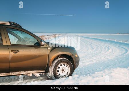 Auto Renault Duster Oder Dacia Duster Suv Auf Winter Snowy Field Landschaft Geparkt. Duster Produziert Gemeinsam Vom Französischen Hersteller Renault Und Stockfoto