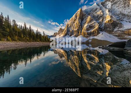 Floe Peak im Morgenlicht steigt über den Floe Lake im Kootenay National Park in den kanadischen Rockies, British Columbia, Kanada Stockfoto