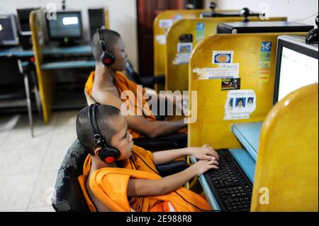 LAO PDR, Vientiane, junger buddhistischer Mönch im Cybercafe Spiele am Computer / LAOS Vientiane , junge buddhistische Moenche spielen Computerspiele in einem Internet Cafe Stockfoto