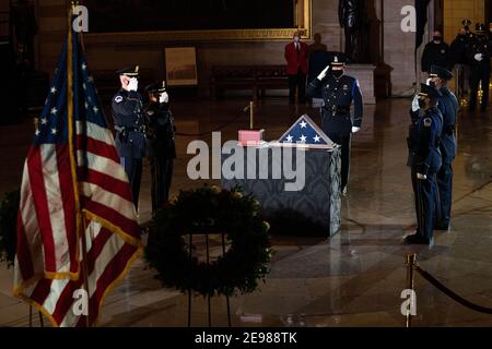 Capitol Polizeioffiziere zollen dem Offizier Brian Sicknick ihren Respekt, der an den Verletzungen starb, die während des Aufstandes im Januar 6th erlitten wurden und dessen Überreste am 3rd. Februar 2020 in der Capitol Rotunde im Capitol in Washington zu Ehren gebracht wurden. Foto von Anna Moneymaker/Pool/ABACAPRESS.COM Stockfoto