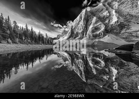 Floe Peak im Morgenlicht steigt über den Floe Lake im Kootenay National Park in den kanadischen Rockies, British Columbia, Kanada Stockfoto