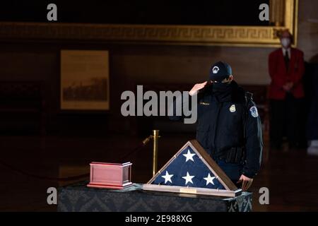 Ein Polizeibeamter des Kapitols zollt dem Offizier Brian Sichnick seinen Respekt, der an den Verletzungen starb, die während des Januaraufstandes 6th erlitten wurden und dessen Überreste am 3rd. Februar 2020 in der Capitol Rotunde im Capitol in Washington zu Ehren gebracht wurden. Pool Foto von Anna Moneymaker/UPI Stockfoto