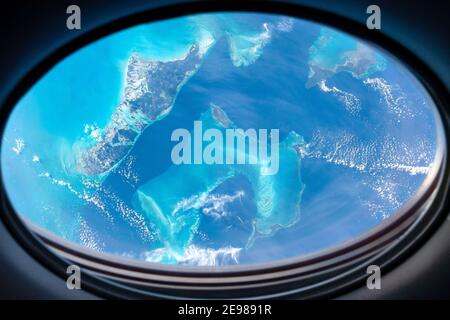 Erdkruste im ISS-Fenster eingerahmt. Digitale Optimierung. Elemente dieses Bildes, die von der NASA eingerichtet wurden Stockfoto