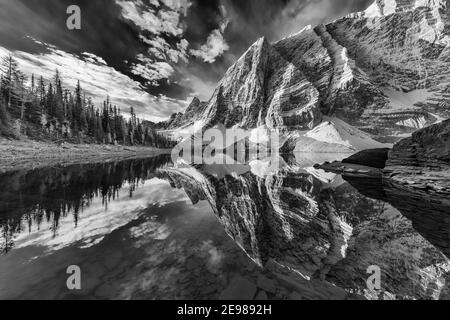 Floe Peak im Morgenlicht steigt über den Floe Lake im Kootenay National Park in den kanadischen Rockies, British Columbia, Kanada Stockfoto