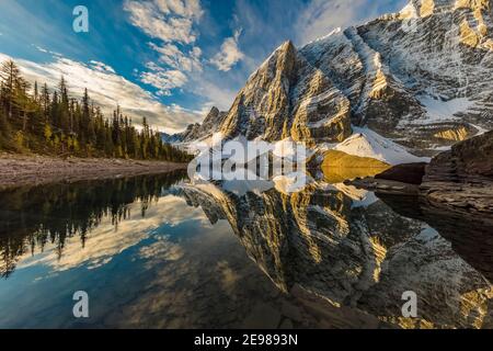 Floe Peak im Morgenlicht steigt über den Floe Lake im Kootenay National Park in den kanadischen Rockies, British Columbia, Kanada Stockfoto